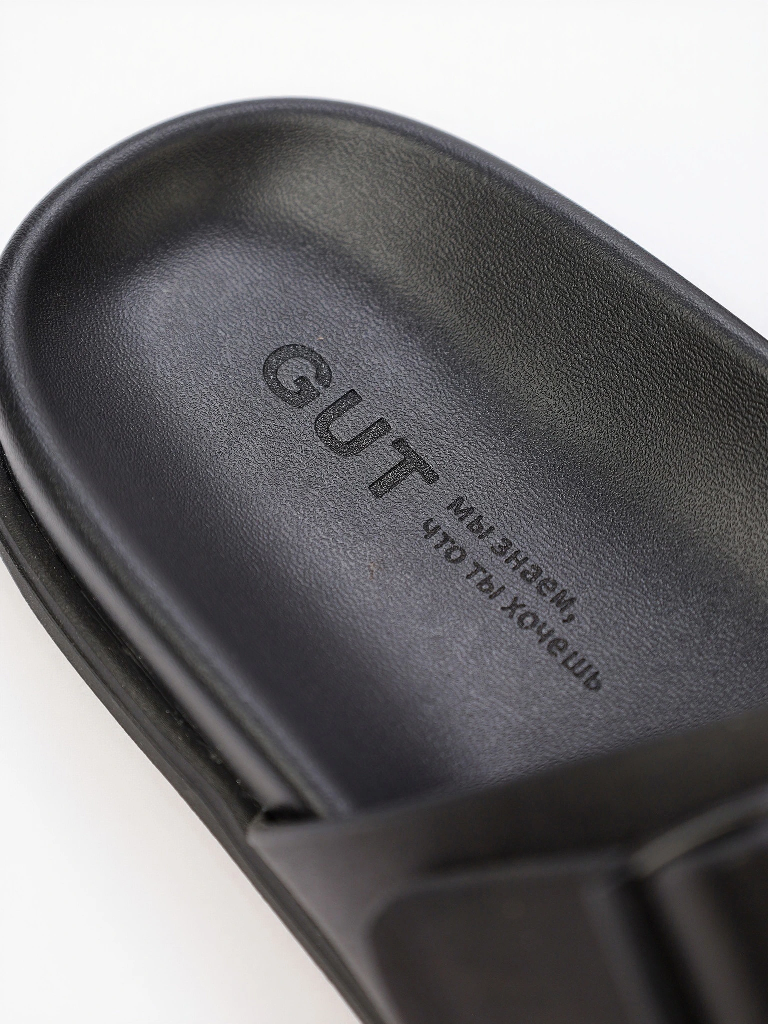 Сланцы черного цвета на низкой подошве